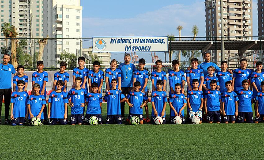 Akdeniz Belediyesi, yaz futbol okulu büyük ilgi görüyor