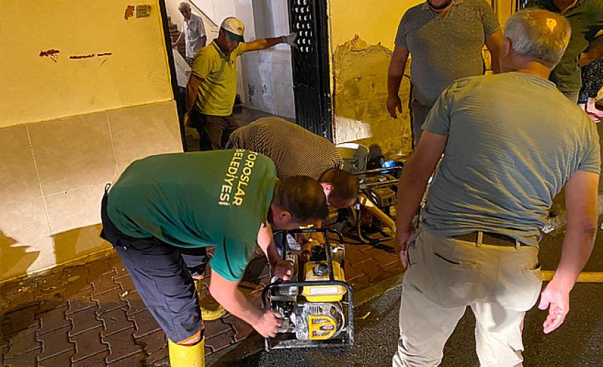 Toroslar Belediyesi, sağanak yağış sırasında teyakkuz halinde çalıştı